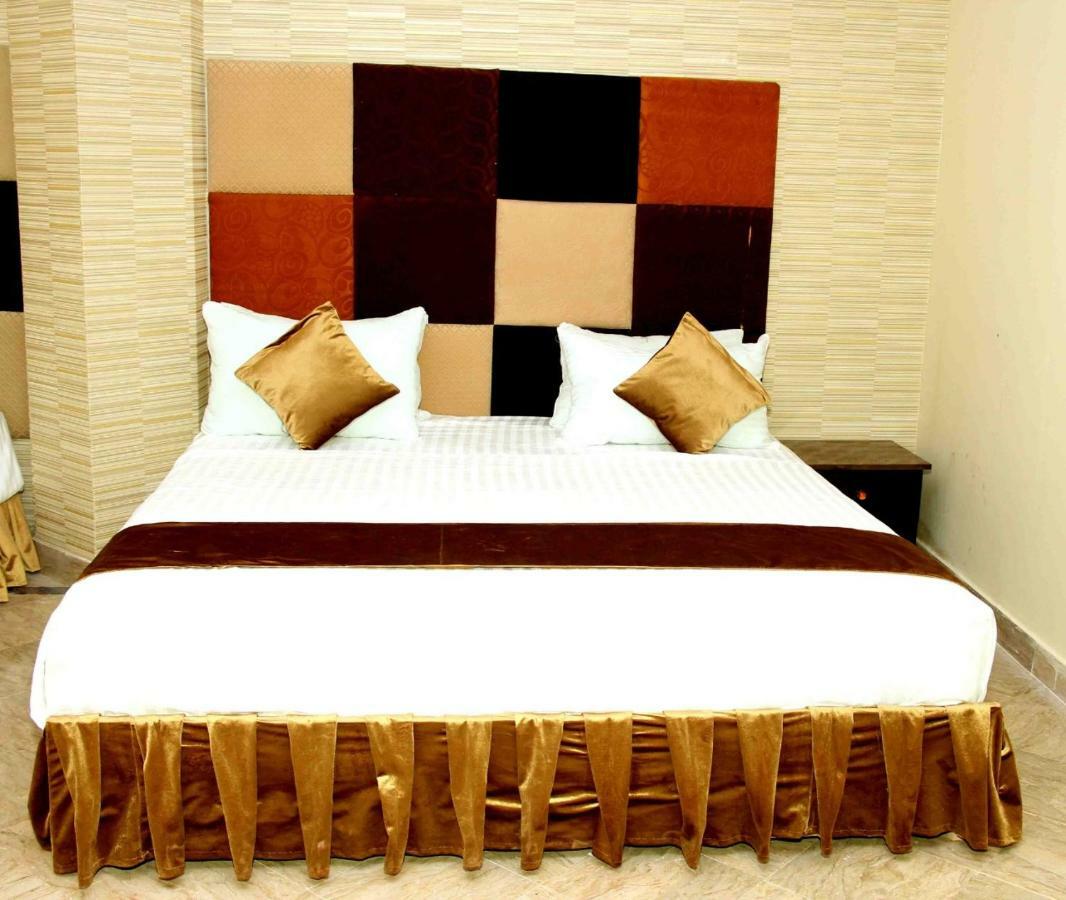 Premier Inn Gulberg Lahore Bagian luar foto
