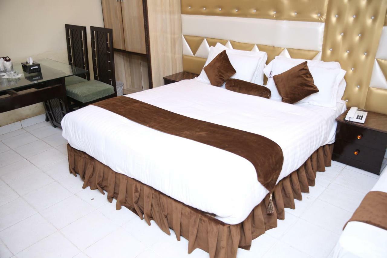 Premier Inn Gulberg Lahore Bagian luar foto