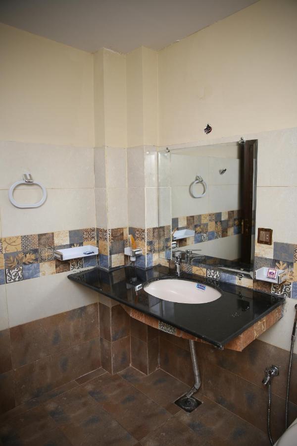 Premier Inn Gulberg Lahore Bagian luar foto